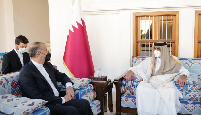 أمير قطر يبحث مع وزير الخارجية الإيراني العلاقات الثنائية
