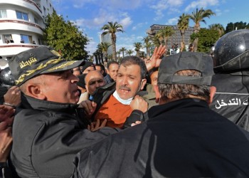 ليبراسيون الفرنسية: مراسلنا في تونس تعرض للضرب العنيف من قبل الشرطة