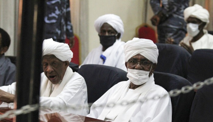 إصابة الرئيس السوداني المعزول عمر البشير ونائبه ومستشاره بكورونا