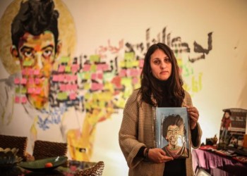 مصرية تحتج على الإفراج عن مدانين بقتل ابنها وتناشد السيسي التدخل