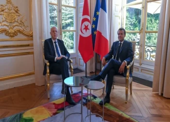 سعيد وماكرون يبحثان هاتفيا الأوضاع في تونس