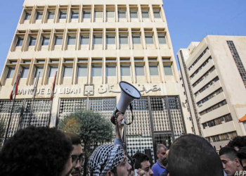 لبنان.. محتجون يهاجمون المصرف المركزي رفضا لإجراءات بحق المودعين (فيديو)