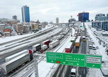الثلوج تشل إسطنبول وسط انتقادات لإمام أوغلو (شاهد)