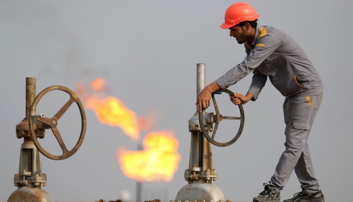 أسعار النفط تتخلى عن أعلى مستوياتها منذ 7 سنوات
