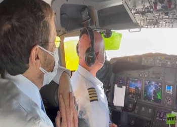 كابتن طائرة الرئيس الإسرائيلي: نحلق فوق السعودية.. نحن نصنع التاريخ (فيديو)