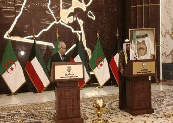 وزير الخارجية الجزائري يجري مباحثات مع نظيره الكويتي ويسلم رسالة للأمير