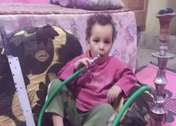 "طفل النرجيلة".. محكمة توقع عقوبة قاسية بأم مصرية