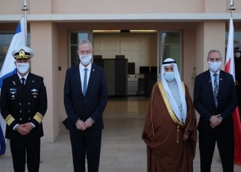 معاريف: زيارة وزير الدفاع الإسرائيلي للبحرين رسالة مباشرة لإيران 