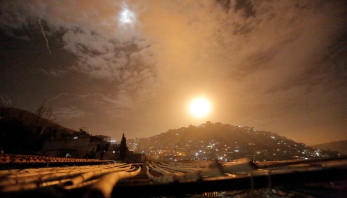 قصف إسرائيلي يستهدف محيط دمشق.. وصفارات الإنذار تدوي في أم الفحم