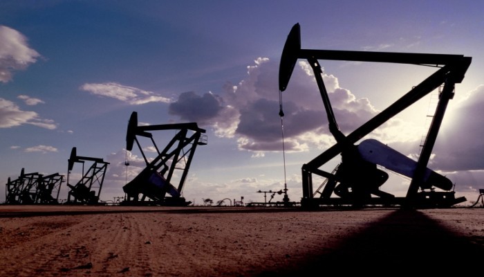 أسعار النفط تنخفض رغم تراجع مخزونات الخام الأمريكية