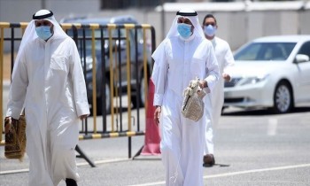 الكويت تدرس تخفيف قيود كورونا وتوقعات بإلغاء التباعد في المساجد