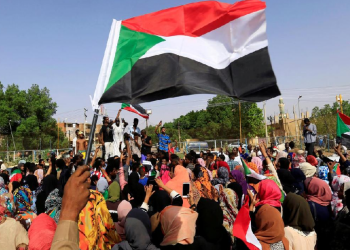 السودان يستدعي 4 سفراء لمشاركة سيارات دبلوماسية في احتجاجات