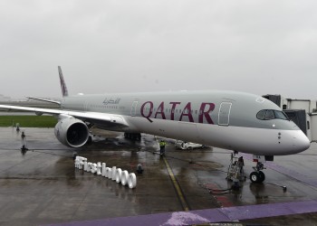 راكب يحاول فتح باب طائرة قطرية على ارتفاع 12 ألف متر (فيديو)