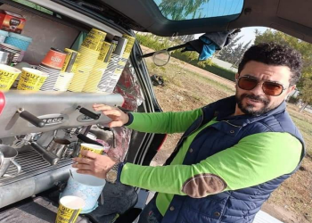 احتفاء كبير بممثل مصري يبيع قهوة على الطريق (فيديو)