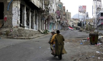 تشييع 14 عسكريا يمنيا سقطوا بمواجهات مع الحوثيين في تعز