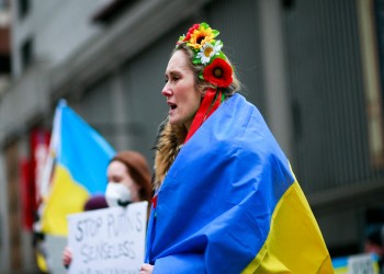 متحضرون مثلنا وليسوا إرهابيين.. ترحيب أوروبي عنصري بلاجئي أوكرانيا (فيديو)