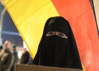 جامعة ألمانية تعتذر لطالبتين ألزمتهما بنزع الحجاب