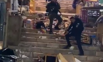 استشهاد فلسطيني طعن شرطيين إسرائيليين في القدس (فيديو)