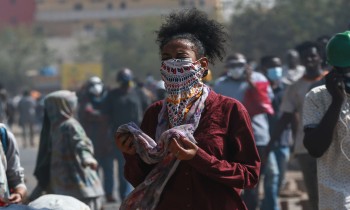 قتيلان وعشرات الإصابات برصاص الشرطة في مظاهرات جديدة بالسودان