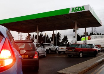 سعر البنزين يرتفع إلى مستوى تاريخي في بريطانيا