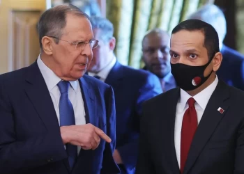 وزير الخارجية الروسي يستقبل نظيره القطري ويده في جيبه (فيديو)