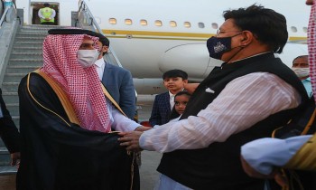 لتعزيز العلاقات.. وزير الخارجية السعودي يصل إلى بنجلاديش