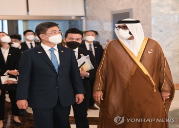 وزيرا دفاع الإمارات وكوريا الجنوبية يناقشان التعاون بصناعة الدفاع في سيول
