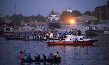 مصرع 7 وفقدان 20 بعد اصطدام عبارة ركاب بسفينة في بنجلاديش