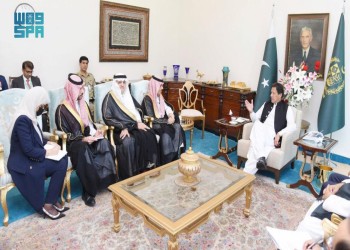 خان يستقبل وزير خارجية السعودية على وقع مخاوف سحب الثقة منه