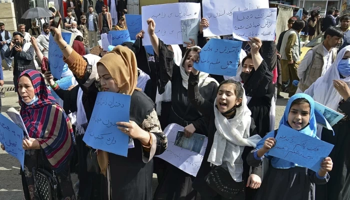 أفغانستان.. طالبان تمنع النساء من السفر جوا دون محرم
