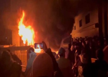 بعد الإساءة للسيستاني.. إحراق مبنى الحزب الديمقراطي الكردستاني في بغداد