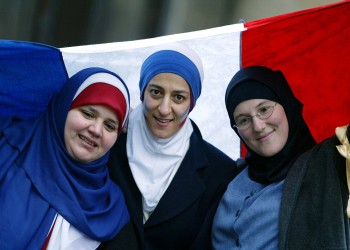 استطلاع: 61% من الفرنسيين يؤيدون حظر ارتداء الحجاب في الشارع