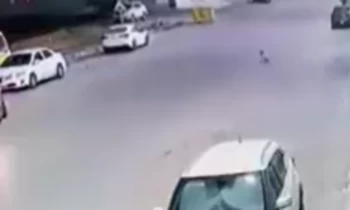 في غفلة من أسرته.. رضيع سعودي يحبو وسط السيارات (فيديو)
