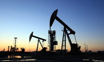 أسعار النفط تعاود الارتفاع مع استمرار مخاوف الإمدادات