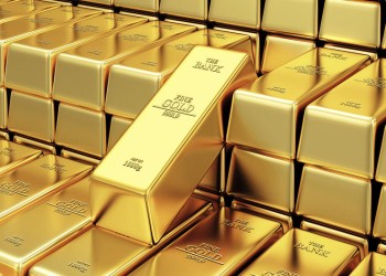 الذهب يتراجع مع حفاظ الدولار على مكاسبه