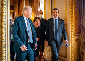 وزير الخارجية الإماراتي ونظيره الفرنسي يبحثان التطورات في أوكرانيا