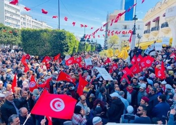 تونسيون يتظاهرون ضد سعيد ويتهمونه بإعادة الدكتاتورية.. والمرزوقي يعلق