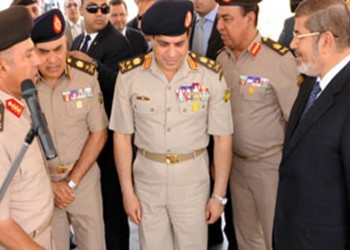 وزير مصري سابق: السيسي اعتاد حمل حذاء مرسي بعد الصلاة
