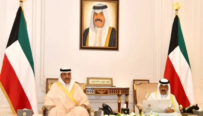 ولي عهد الكويت يلتقي وزير الدفاع.. واستقالة الحكومة لا تزال مُعلقة