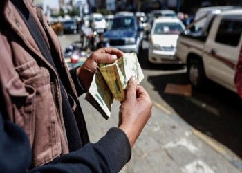 هبوط قياسي جديد للعملة اليمنية والدولار يقترب من ألف ريال مجددا