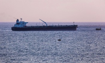 غرق سفينة وقود قبالة شواطئ تونس يهدد بكارثة بيئية