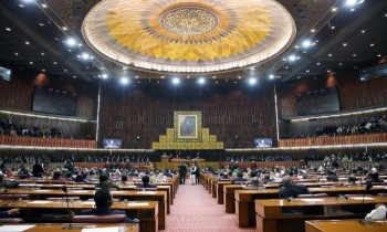 باكستان.. الائتلاف الحاكم الجديد يحكم قبضته على البرلمان