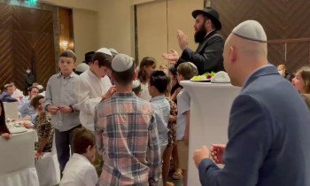 سفير إسرائيل ينشر مقطعا لاحتفال اليهود بعيد الفصح في أبوظبي