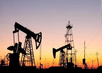 مخاوف الطلب وتعطل الإمدادات تخفض أسعار النفط