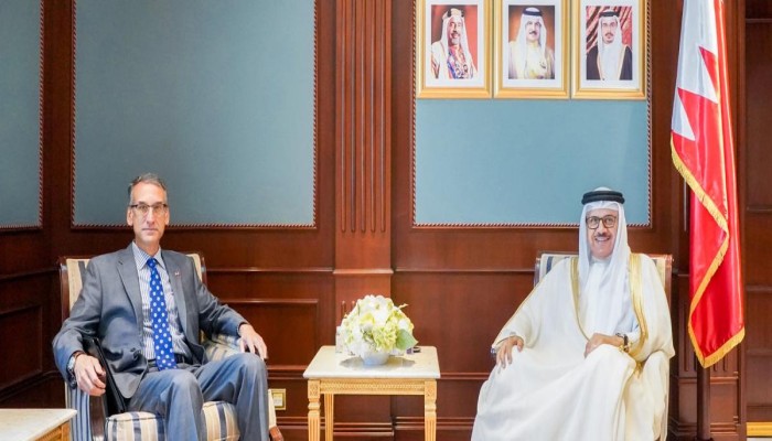 وزير الخارجية البحريني يبحث مع السفير الأمريكي تطورات الأوضاع في الشرق الأوسط