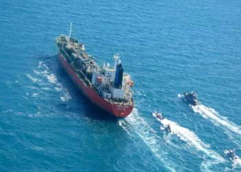 إيران.. بحرية الحرس الثوري تحتجز سفينة وقود أجنبيه في الخليج