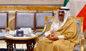 ولي عهد الكويت يلتقي أعضاء بالحكومة المستقيلة بعد تلويح الأمير بإجراءات