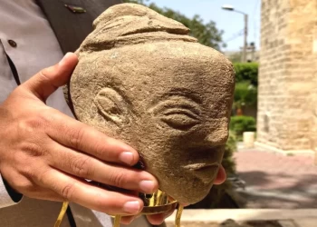 عمره 4500 عام.. مزارع في غزة يعثر على تمثال يعود لزمن الكنعانيين
