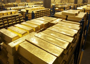 انخفاض أسعار عقود الذهب الآجلة عند أدنى مستوى في شهرين