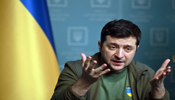 صديق الطفولة يطعن زيلينسكي بــ"خنجر الخيانة".. والرئيس الأوكراني يتحرك ضده